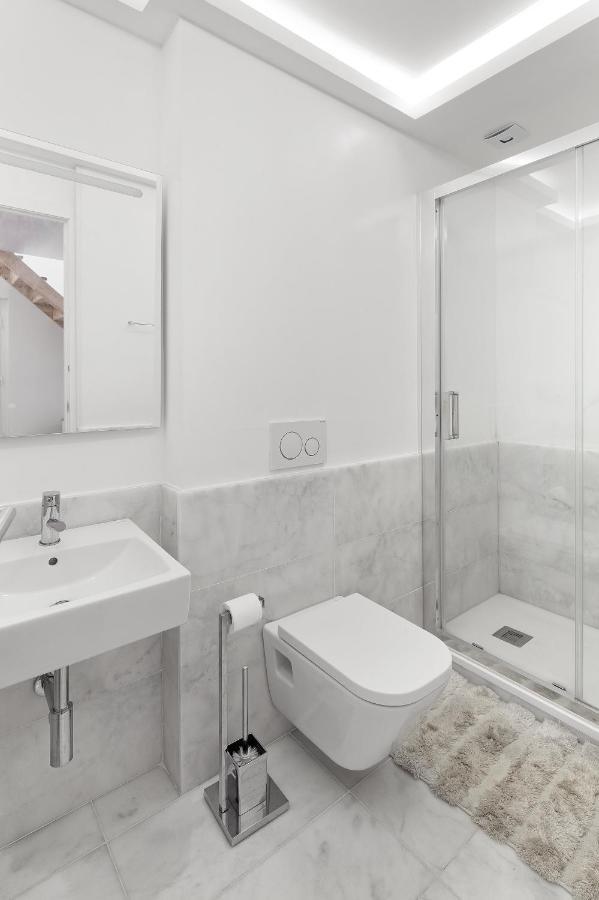 Room With Private Bathroom -Alcantara Lissabon Buitenkant foto